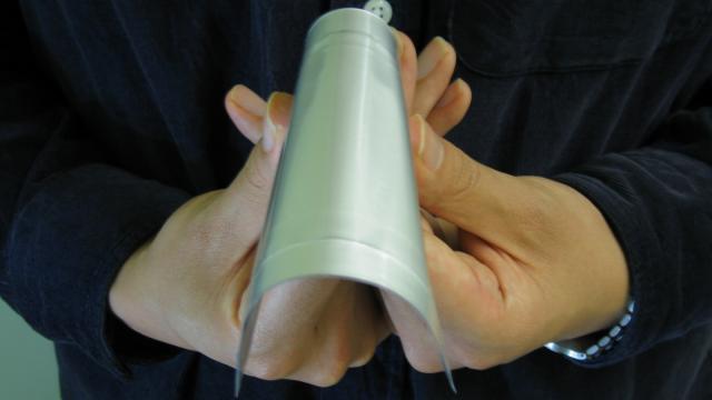 <b>Bateria flexibilă, primul pas pentru telefonul flexibil? (Video)</b>Profesorul Keon Jae Lee, de la Institutul de știință și Tehnologie Avansată din Coreea a creat o baterie flexibilă care își păstrează nivelul de energie chiar și atunci când este îndoită. Dovada o aveți în clipul de mai jos și deși...