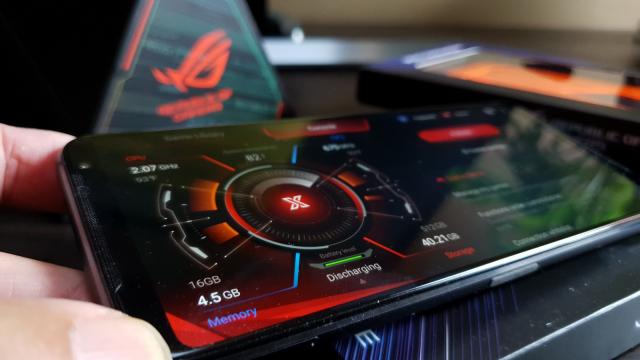 <b>ASUS ROG Phone 3: Benchmark-uri de podium sau coroană, cu sacrificiu termic</b>Ca orice telefon de gaming care se respectă, ASUS ROG Phone 3 vine cu cel mai puternic procesor de pe piaţă, Qualcomm Snapdragon 865+. Mai mult decât atât l-a şi inaugurat când a debutat. Plusează cu RAM LPDDR6 până la 16 GB şi stocare UFS 3.1 până la 512