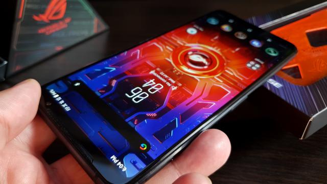 <b>ASUS ROG Phone 3: Acustică cu amplificatoare, egalizatoare, bas cu extra Hz</b>ASUS ROG Phone 3 îşi amplasează difuzoarele stereo frontal, ca şi la predecesor, doar că ele sunt discrete acum, nu mai ies aşa mult în evidenţă că la primele generaţii, cu accente de cupru spre exemplu. Sistemul audio de pe acest telefon se numeşte..