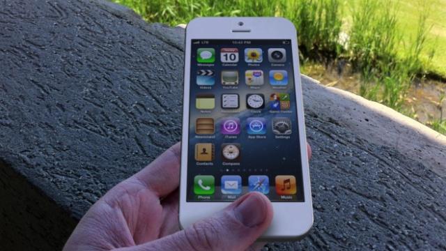<b>iOS 6.0 scalează corect o interfață cu 5 rânduri doar pe rezoluția de 640 x 1136, cea a lui iPhone 5</b>Datorită unui simulator iOS, aplicație inclusă în kitul dezvoltatorilor care lucrează cu această platformă am aflat că rezoluția care se zvonește că va fi suportată de iPhone 5 presupune afișarea de 5 rânduri de iconuri. E vorba aici despre...