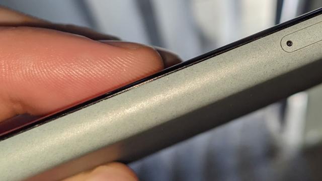 <b>Google afirmă că golurile din carcasa lui Pixel 5 sunt "o parte normală de design"</b>Am scris recent despre o serie de posesori de Google Pixel 5 care erau nemulţumiţi de un gol în corpul telefonului. El apărea fără vreo cauză anume, fiind aşa din fabricaţie noul handset
