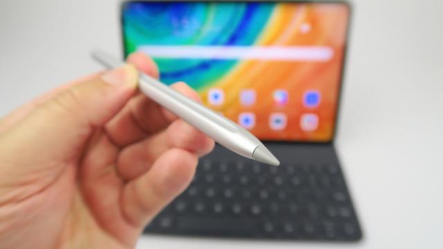 <b>Huawei MatePad Pro: Benchmark-uri superioare, excelent și la gaming</b>Huawei MatePad Pro se bucură la debut de procesorul Kirin 990 la interior, un CPU de 7 nm+, octa core, tactat la 2.86 GHz, la pachet cu GPU Mali G76 MP16. Are şi 6 sau 8 GB RAM, dar şi 128, 256, 512 GB stocare UFS 3.0. Avem şi slot Nano Memory, pentru..