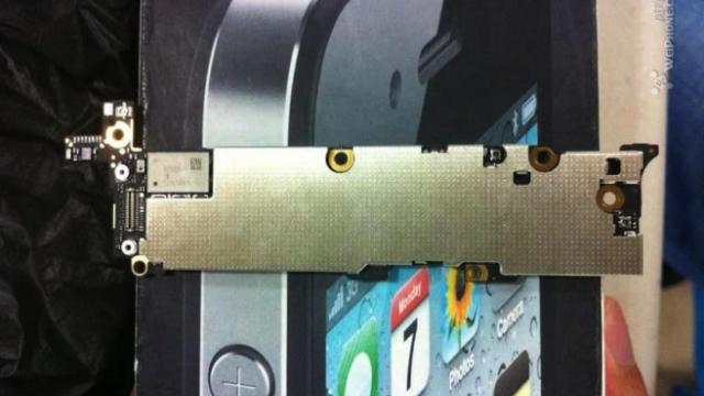 <b>iPhone 5 primește noi antene, o nouă baterie - indicii În motherboard-ul ajuns pe web</b>De parcă cineva ar fi disecat iPhone 5 și ne-ar da zvonuri cu porția, astăzi apare pe web încă o imagine cu o componentă a noului iPhone, alta decât cele pe care le-am văzut deja. Până acum am văzut conectorul nou, panoul ecranului, bateria,...