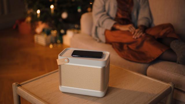 <b>Bang & Olufsen lansează Beolit 20, boxa portabilă pentru iubitorii de muzică</b>Bang & Olufsen a anunţat în această săptămână lansarea lui Beolit 20, o boxă portabilă pentru iubitorii de muzică, care vine cu sunet de invidiat. Produsul a debutat la final de octombrie şi se remarcă prin designul