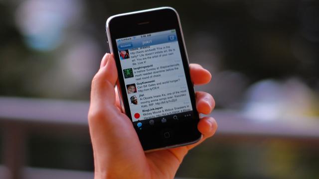 <b>Cât costă 1000 de followers pe twitter?</b>Răspunsul este simplu - 18 dolari. Așa spune un studiu făcut recent, iar cine poate controla 20.000 de conturi false twitter poate ajunge la 800 de dolari pe zi din manevrarea lor. Apropo, suma de 18 dolari / 1000 de followers este considerată minimul...