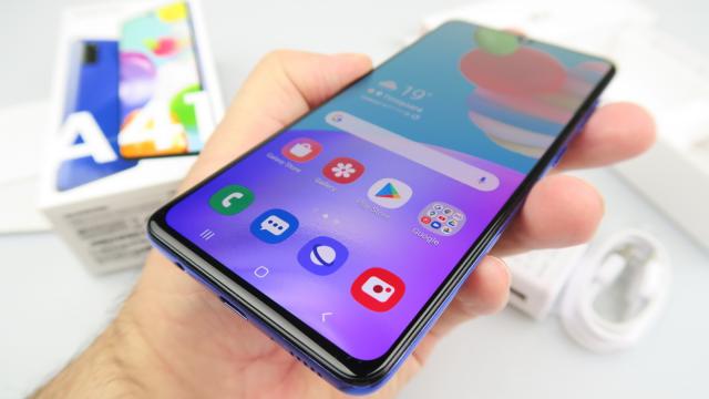 <b>Samsung Galaxy A41: Hardware cu upgrade-uri mici, dar sesizabile de la A40</b>Samsung Galaxy A41 aduce upgrade-uri incrementale, dar necesare de la Galaxy A40. În primul rând umbla la baterie, care sare de la 3100 mAh la 3500 mAh. Apoi măreşte ecranul de la 5.9 la 6.1 inch, un Super AMOLED cu rezoluţie Full HD+ şi cu breton..