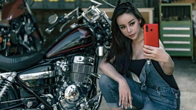 <b>Avenir Telecom aduce pe piață un nou telefon Energizer; Modelul U710S are baterie de 6000 mAh</b>Deși inițial anunțat la început de an, iată că abia acum smartphone-ul Energizer U710s începe a fi comercializat pe diferite piețe. Avem de-a face cu un terminal din seria "Ultimate" cu referire la ecranul generos 