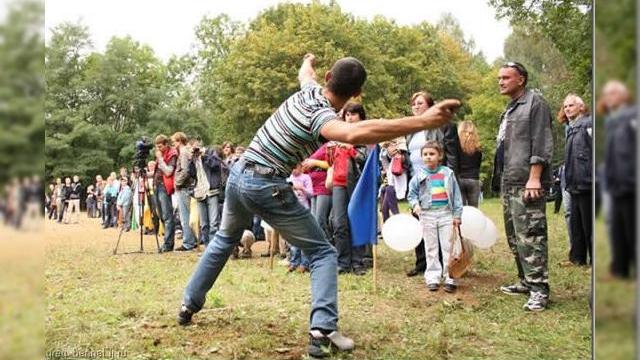 <b>Concursul anual de aruncare cu telefonul câștigat de Finlanda! 100 de metri distanță pentru câștigător!</b>Finlanda are printre tradiții și un insolit concurs de aruncare cu telefonul mobil, pe care în acest an l-a câștigat chiar un reprezentant al țării gazda. Concursul este internațional și a fost câștigat de către Ere Karjalainen, care a atins...
