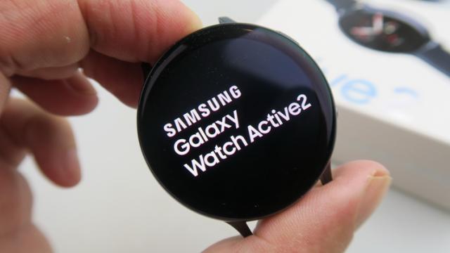 <b>Preț bun în magazinele Altex pentru Samsung Galaxy Watch Active 2 44mm, Wi-Fi; Smartwatch-ul costă acum doar 700 de lei</b>Samsung Galaxy Watch Active 2 este smartwatch-ul vedetă de anul trecut al companiei sud-coreene. Modelul de 44 mm regăsit în oferta Altex de astăzi, are un ecran de 1.4 inch super AMOLED și vine pe auriu. Se pot face plăți prin NFC, avem la dispoziție