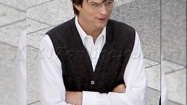 <b>Asemănare interesantă Între Ashton Kutcher și Steve Jobs pe platoul filmului jOBS (Imagini)</b>Cu câteva luni în urmă îl vedeam pe Ashton Kutcher, cel ales să joace rolul lui Steve Jobs într-un film despre viața sa, cum se pregătea pentru rolul mult așteptat. Astăzi vedem imagini cu un Kutcher machiat și aranjat astfel încât să semene...