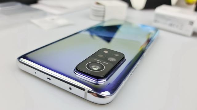 <b>Turul Magazinelor #806: Şemineu electric, MacBook Pro 2020 la precomanda, OnePlus 8T Cyberpunk în România</b>Ultima zi din noiembrie vine la pachet cu oferte şi mai degrabă... rarități în Turul Magazinelor ediţia #806. Am găsit un espressor de cafea DeLonghi la un preţ bun, dar şi un şemineu electric atractiv drept cadou de Crăciun. Avem şi un MacBook Air şi Pro