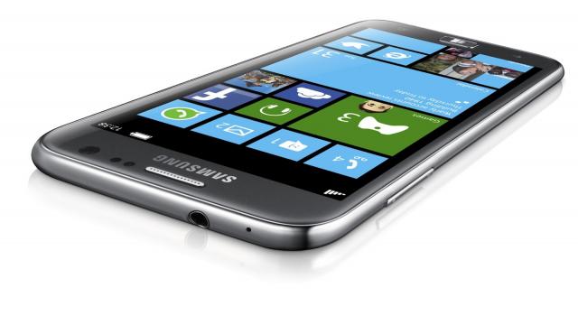 <b>IFA Berlin 2012: Samsung ATIV S - smartphone cu Windows Phone 8</b>Samsung pășește timid în universul telefoanele cu Windows Phone 8 prin Samsung ATIV S. Spun că intră timid pentru că la IFA Berlin 2012 au adus doar acest smartphone și nu cred că la debutul WP8 vor miza pe mai multe. Nu se aruncă cu capul...