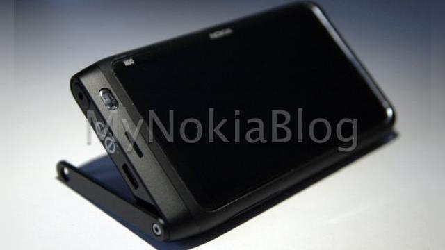 <b>Imagini unice cu un prototip Nokia cu Meego Harmattan din 2009: RM-581 Columbus</b>De obicei suntem încântați să vedem un prototip de telefon mobil înainte ca el să se lanseze, dar uneori prototipurile nu mai ajung pe piață ca terminale finalizate. Astăzi vedem un prototip Nokia cunoscut drept RM-581 Columbus, care ar fi trebui...