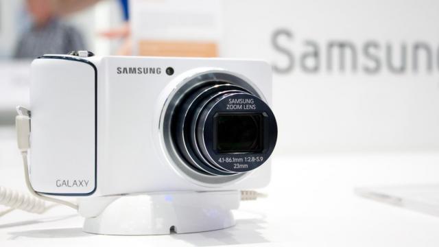 <b>Samsung GALAXY camera - câteva fotografii, impresiile de la IFA Berlin 2012</b>Corespondentul nostru la IFA Berlin 2012 a făcut câteva fotografii și device-ului cu care Samsung a uimit - GALAXY camera, observați detaliile, finisarea plăcută specifică companiei sud-coreene cu atenție la detalii. &nbsp; Vă citez impresiile...