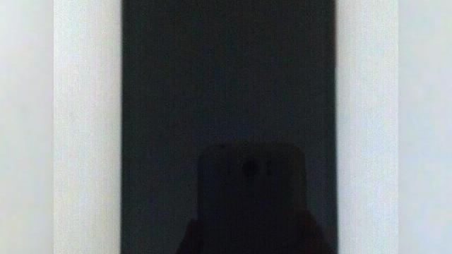 <b>Încă o imagine cu misteriosul terminal HTC care a apărut pe web recent; Să fie acesta un phablet quad core HTC?</b>Săptămâna trecută am văzut un terminal HTC misterios ajungând pe web sub formă de imagini și la acel moment aflam că e vorba de un phablet de 5 inch, cu ecran Full HD și margini roșii. Astăzi același model revine, sau cel puțin pare a fi...