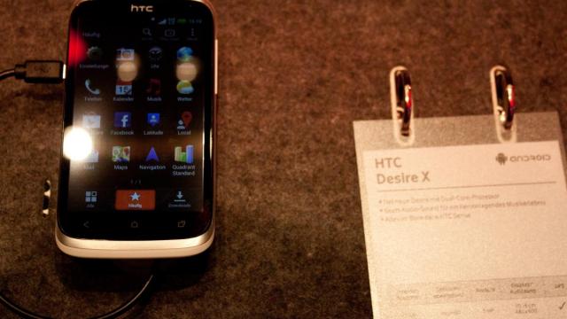<b>HTC Desire X În două imagini de la IFA Berlin</b>HTC nu a uimit la IFA Berlin 2012 și nu a venit cu vreun telefon de top ci doar cu modelul Desire X care-i modest în specificațiile tehnice, iar această impresie a fost lăsată și corespondentului nostru. &nbsp; Desire X aduce un display S-LCD de 4...