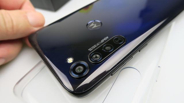<b>Motorola integrează VoLTE şi VoWiFi pe telefoanele midrange vândute prin Orange, Vodafone şi Digi</b>Motorola, compania care a inventat telefonul mobil continua angajamentul faţă de utilizatori şi anume de a democratiza accesul la tehnologie prin introducerea în zona midrange a unor funcţii asociate flagshipurilor