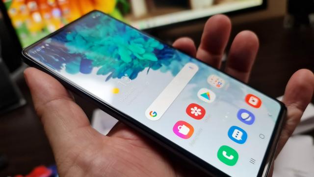 <b>Samsung aduce Android 11 + One UI 3.0 și pe smartphone-ul Galaxy S20 FE; Update-ul se distribuie acum</b>La începutul acestei luni sud-coreenii de la Samsung au început să distribuie actualizarea stabilă și finală la Android 11 + One UI 3.0 pe terminalele din seria Galaxy S20, de la modelul vanilla, la cel S20+ și până