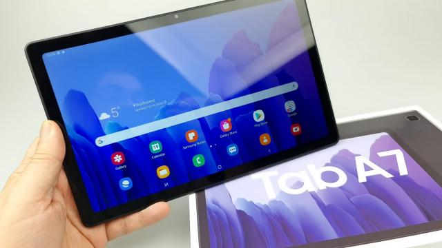 <b>Samsung Galaxy Tab A7 10.4 2020 Unboxing: tabletă accesibilă pentru şcoala de acasă, filme şi muzică (Video)</b>Samsung a lansat în această toamnă o tabletă ceva mai accesibilă, care face parte dintr-o serie pe care nu am mai testat-o de ceva vreme: Galaxy Tab A. Îmi amintesc că Tab A-urile aveau o autonomie