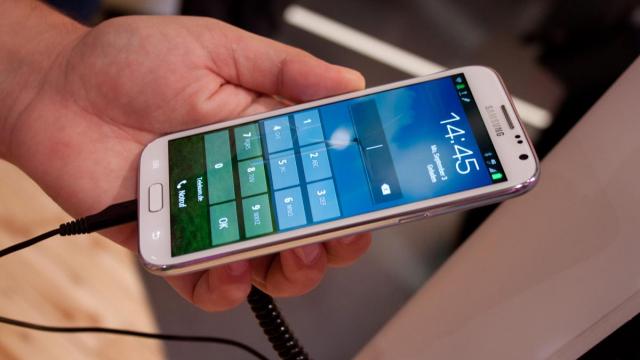 <b>Estimare Samsung: 1 milion de smartphone-uri vor fi vândute În România pe 2012</b>Sorin Manea ocupă funcția de director al diviziei de telecom a Samsung în România. într-un interviu recent a lăsat să se înțeleagă că piața de telefoane inteligente din țara noastră se va ridica la aproximativ 1 milion de smartphone-uri....