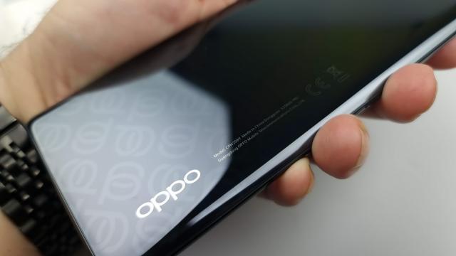 <b>Oppo Reno4 Pro 5G: Design premium, silfid şi plăcut</b>Oppo Reno4 Pro 5G este un telefon foarte uşor şi subţire, chiar şi pentru o diagonală măricică de 6.55 inch. Măsoară 7.6 mm în talie şi cântăreşte 172 de grame. E cu 40 de grame mai uşor decât flagship-urile importante din 2020, adică un Snickers mic.