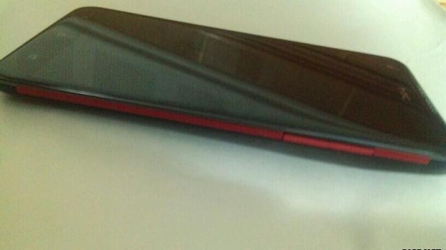 <b>"Galaxy Note" produs de HTC, cu ecran de 5 inch, CPU quad core și 1.5 GB RAM; Iată cum ar putea arăta!</b>Cu ceva vreme în urma ajungeau pe web zvonuri cu privire la un phablet HTC, rival cu ecran de 5 inch pentru Galaxy Note și LG Optimus Vu. Ei bine, dacă la acea vreme aflăm posibile specificații și vedeam imagini neclare, iată că acum produsul...