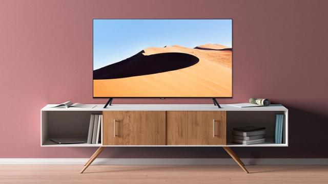 <b>Samsung UE50TU7072 este un Smart TV LED cu diagonală de 125 cm și rezoluție 4K, acum la sub 1700 de lei pe Flanco</b>Acest sfârșit de an nu ne aduce doar un Galaxy S20 FE la preț bun pe Flanco, dar și un Smart TV de la compania sud-coreeană. Samsung UE50TU7072 integrează un ecran de 125 cm în diagonală cu rezoluție Ultra HD 4K. Este perfect pentru toate serialele, filme