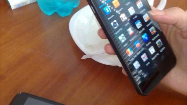 <b>Allview confirmă că lucrează la un smartphone de top</b>Ieri vă spuneam de un smartphone cu display de peste 4.5 inch pe care Allview îl are în pregătire. Era și o imagine cu acest device, dar nimic în ce privește hardware-ul. Am făcut câteva supoziții legate de un eventual procesor dual-core,...