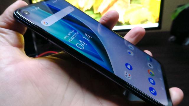 <b>OnePlus Nord N10 5G: Display la care atrage refresh rate-ul, poate culorile</b>OnePlus Nord N10 5G adopta un ecran mediu ca mărime, având în vedere trendurile pieţei. "Mic" e deja S20 cu 6.2 inch, mare este S20 Ultra cu 6.9 inch şi Moto G9 Plus cu 6.81 inch. Acest telefon OnePlus vine cu un ecran IPS LCD de 6.49 inch, cu rezoluţie..