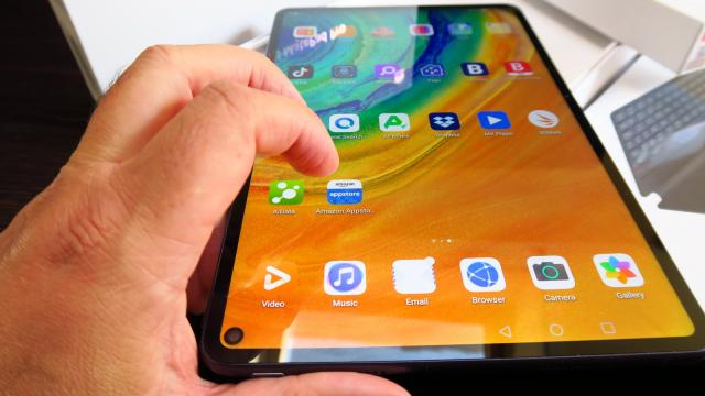 <b>Huawei MatePad Pro: OS, UI, aplicaţii + accesoriile duc productivitatea la un nou nivel</b>Huawei MatePad Pro ne-a sosit rulând Android 10 cu EMUI 10.1 aplicat peste. Nu are aplicaţii Google, dar are un Huawei AppGallery care a evoluat mult în ultimul an. Are zeci de mii de aplicaţii internaţionale şi peste 1000 de apps româneşti.