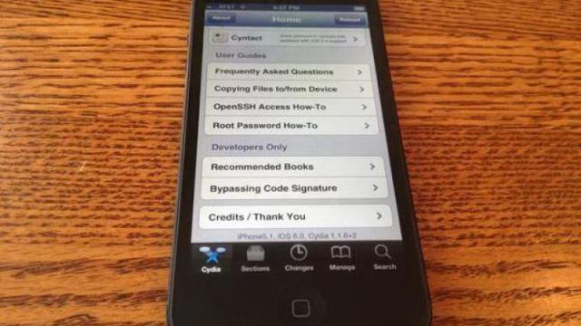 <b>iPhone 5 are parte de jailbreak, nu e disponibil și pentru public Încă</b>La această oră sunt sigur că există milioane de oameni care își butonează proaspăt livratul sau cumpăratul iPhone 5 și au început deja să caute tutoriale de jailbreak pe web. Ei bine aflați că hackerii nu au dormit în ultimele 24 ore și au...