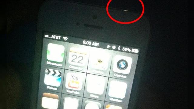 <b>iPhone 5 din nou cu probleme! Scăpări de lumină Între ecran și antena din aluminiu pe modelul alb!</b>Dacă modelul negru de iPhone 5 are deja probleme cu "cojirea" stratului de vopsea de pe partea metalică laterală, ei bine acum și varianta albă are propriul defect. E vorba de o scăpare de lumină prezentată în imaginile de mai jos, o scapare care...