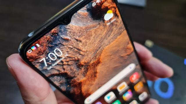 <b>Xiaomi Mi 10 Lite 5G: Hardware super-high-midrange la jumătate de preţ</b>Xiaomi Mi 10 Lite 5G are sincer dotări foarte bune pentru un telefon cu "Lite" în nume. Pornim de la procesorul Snapdragon 765G, care defineşte zona super high midrange şi trecem prin ecranul AMOLED de 6.57 cu rezoluţie Full HD+ şi suport HDR10+.