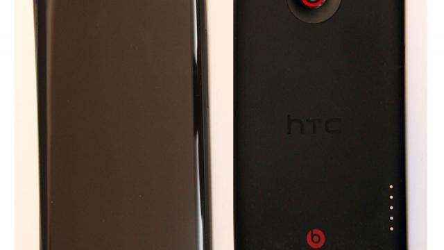 <b>HTC One X+ apare În fotografii clare și detaliate, păstrează lookul lui One X</b>Ieri aflam că HTC One X+ va costa 600 de euro din broșura unui operator britanic și astăzi vedem două noi imagini cu terminalul, cu carcasa de culoare neagră. Observați că se păstrează mare parte din designul lui One X, inclusiv acel look unic...