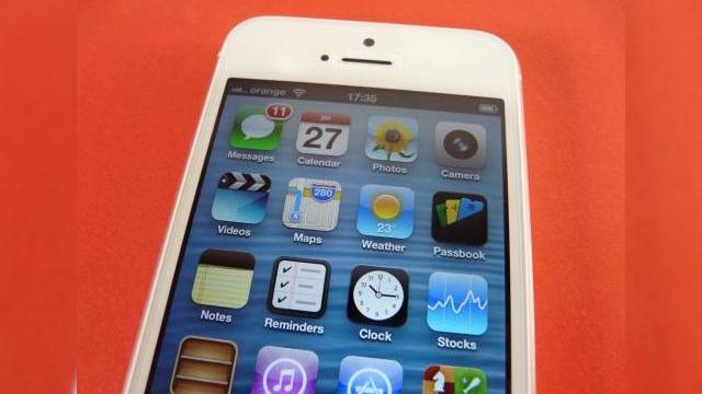 <b>iPhone 5 preview - ce se ascunde sub strălucire și marketing (Video)</b>După cum știți deja prea bine, avem un iPhone 5 în teste de la Quickmobile.ro și pentru că nu știm că așteptați cu nerăbdare verdictul, astăzi vă oferim doar un preview al terminalului, după utilizarea să timp de o zi. Telefonul este...