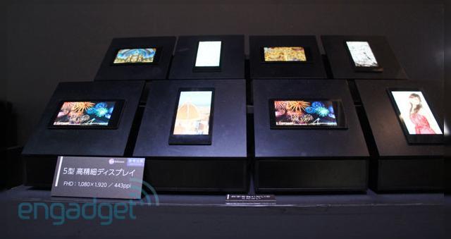 <b>Sharp prezintă display-uri Full HD de 5 inch pentru telefoane la CEATEC 2012 (Video)</b>După IFA 2012 și Nokia World luna trecută, în octombrie avem parte de CEATEC, eveniment asiatic în cadrul căruia Sharp a prezentat noi display-uri Full HD de 5 inch pentru smartphone-uri. Cei de la Engadget au realizat câteva fotografii cu aceste...