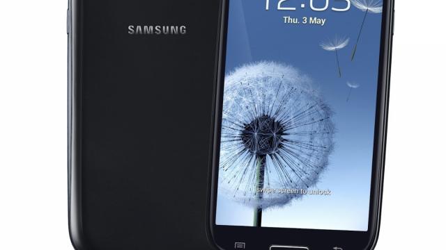 <b>Samsung Galaxy S III Sapphire Black și la magazinele online din țara noastră</b>în general când este prezentat un smartphone ajunge pentru prima dată în culoarea neagră, una dintre cele mai căutate variante de către cei care doresc un telefon ceva mai serios, business. Samsung a adus inițial doar SGS III pe alb și albastru....