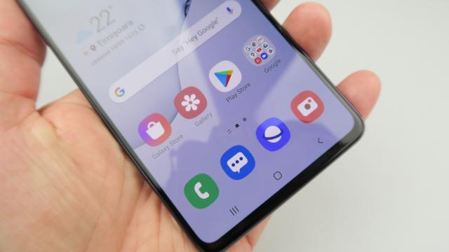 <b>Samsung Galaxy Note 10 Lite: OS, UI, aplicaţii 95% identice cu ce am primite pe Note 10</b>La momentul testării acestui telefon, el rula One UI 2.1, aplicat peste Android 10. Sar direct la securitate şi vă spun că avem un cititor de amprente integrat în ecran, unul optic, care e cam lent. Deblocarea facială e o opţiune, dar nu una sigură..