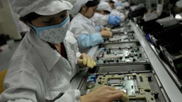 <b>4000 de muncitori de la Foxconn intră În greva din cauza controlului calității lui iPhone 5</b>Din nou probleme la Foxconn și după protestele violente din ultimele săptămâni, acum faimoasa fabrică din China are de-a face cu o grevă pornită de 4000 de muncitori. Protestul a pornit ieri, iar muncitorii se plâng legat de faptul că Apple cere...