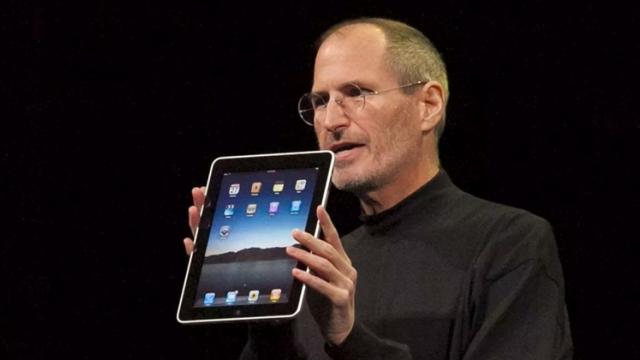 <b>Apple iPad a împlinit 11 ani de existenţă; Iată evoluţia sa şi momentul special al debutului</b>Vă vine să credeţi că Apple iPad a implinit 11 ani? Parcă mai ieri Steve Jobs urcă pe scenă (vizibil slăbit) la unul dintre ultimele evenimente pe care le-a prezentat şi practic inventa tableta aşa cum o ştim. Putem marca în calendare dată de naştere a