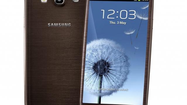 <b>Telefoane noi În oferta Vodafone: LG T385, Vodafone Smart Chat, Samsung Galaxy S III Amber Brown</b>Vodafone și-a îmbogățit oferta de toamnă cu trei telefoane Samsung Galaxy S III este de mai mult timp în stocurile Vodafone, dar acum apare într-o nouă variantă de culoare - Amber Brown / maro. Se adaugă un smartphone entry-level cu tastatură...