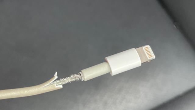 <b>Apple caută modalități prin care să reducă uzura cablului Lightning; Iată ce propune un brevet nou</b>Un lucru de care utilizatorii Apple s-au tot văitat de-a lungul anilor a fost fragilitatea cablurilor Lightning oferite la pachet alături de produsele achiziționate, acestea fiind un coșmar pentru cei care le folosesc