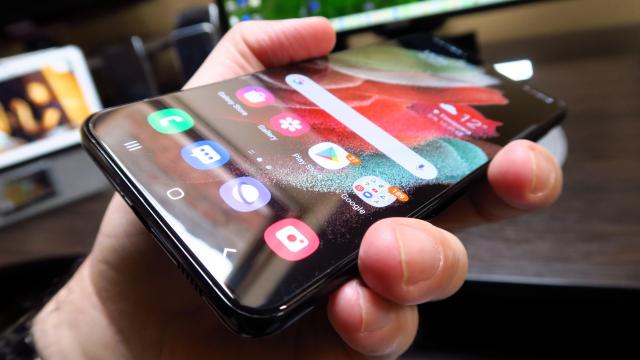 <b>Samsung Galaxy S21+ 5G: Design maturizat, cameră iconică, spatele mat e hit</b>Samsung Galaxy S21+ este un S21 mai mare, care creşte în diagonală, dar şi schimbă panoul din plastic din spate cu unul de sticlă. Avem protecţie Gorilla Glass Victus şi în faţă şi în spate, dar şi o rama din aluminiu, cu talie de 7.8 mm. Astfel telefonul