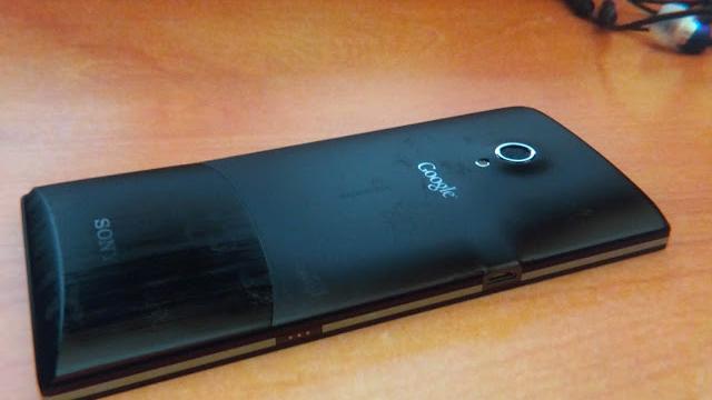 <b>Sony Nexus X Își face apariția pe web În două imagini (Zvon)</b>Deși tind să cred că imaginile sunt prelucrate, ceea ce vedem aici pare a fi un așa numit Sony Nexus X, care a apărut pe web sub formă a două imagini publicate pe Picasa. Observați că designul terminalului nu se potrivește cu nici unul dintre...