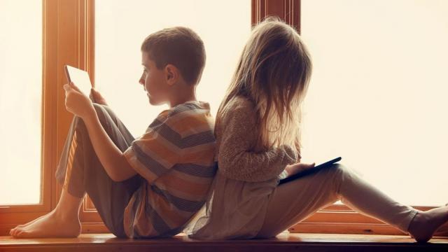 <b>Facebook îi vânează pe cei care trimit prea multe friend request-uri, mesaje minorilor</b>După ce TikTok a luat măsuri serioase pentru a proteja conturile minorilor din reţeaua sa, acum şi Facebook promite că va crea noi funcţionalităţi de acest tip. Ele sunt menite pentru aplicaţia Facebook Messenger 
