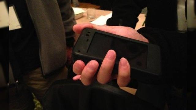 <b>Telefonul care transmite "strângeri de mână": Nokia ForcePhone, un experiment al laboratoarelor finlandeze si MIT</b>Se pare că Nokia nu testează doar telefoane flexibile în laboratoarele sale, ci și noi modalități de comunicare și input. E vorba aici despre un telefon Nokia N900 modificat pentru un experiment de către Nokia Research și Institutul de Tehnologie...