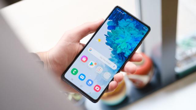<b>Samsung Galaxy S21 FE ar putea veni cu procesor Snapdragon 870 în varianta 5G, Exynos 990 pe cea LTE</b>După ce ieri aveam dezvăluite primele detalii despre Samsung Galaxy S21 FE, iată că leak-urile continuă și acum în weekend - moment în care aflăm ce procesor ar putea integra acest smartphone