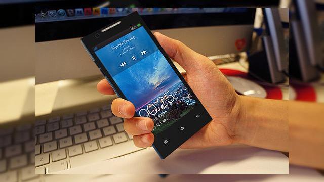 <b>Cel mai subțire phablet din lume vine din China: Oppo Find 5 măsoară 6.9 mm grosime! Iată imagini hands on!</b>Piața de phableturi se îmbogățește cu câte un model nou în fiecare trimestru, putem spune. Deja există Samsung Galaxy Note, Note II, LG Optimus Vu I și II, HTC J Butterfly și Huawei și Sony aparent lucrează la rândul lor la modele de acest...