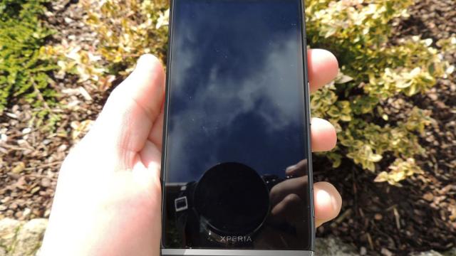 <b>Sony Odin C650X, telefonul quad core de 5 inch Își face apariția Într-o imagine, cel mai probabil doar un mockup</b>După problema cu farsa de ieri, privim cu suspiciune orice imagine nouă a unui telefon, mai ales una provenită de pe un site de concepte. Aparent ce vedem aici este Sony C650X Odin, un terminal despre care am mai scris cu o săptămână în urmă, el...