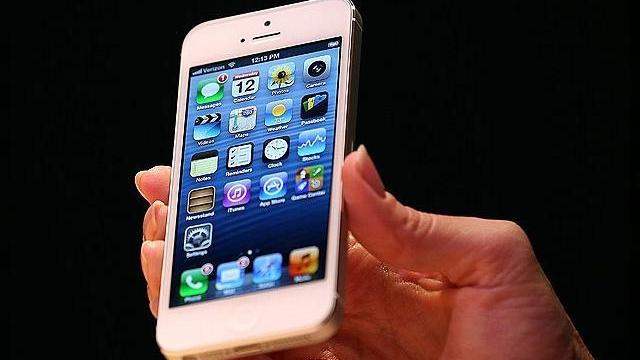 <b>Zvon: iPhone 5 va debuta În stocurile magazinelor Cosmote România din 2 noiembrie</b>ZF.ro afirmă că iPhone 5 va fi primit într-o nouă serie de state din 26 octombrie, posibil să fie și România pe acolo, în al treilea val. Telefonul ar urma să fie livrat de către Cosmote din data de 2 noiembrie și să fie făcut un anunț în...